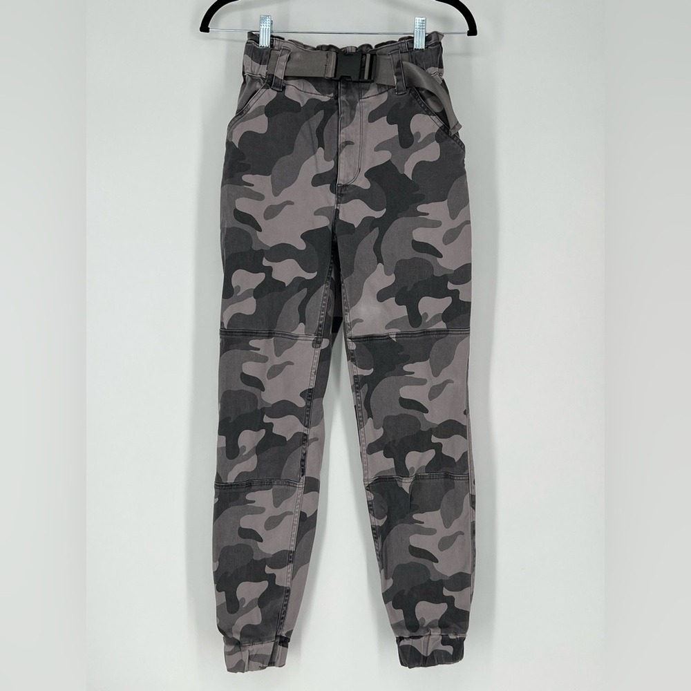 Hollister‎ Ultra High-Rise jogger-style cargo pants in a gray camouflage print.